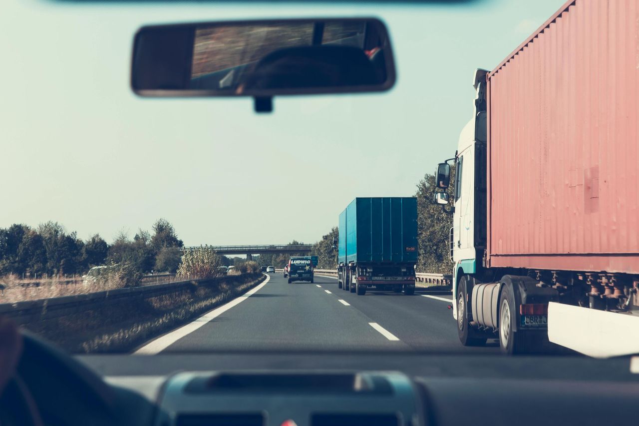 Vista desde la cabina de un camión en la autopista