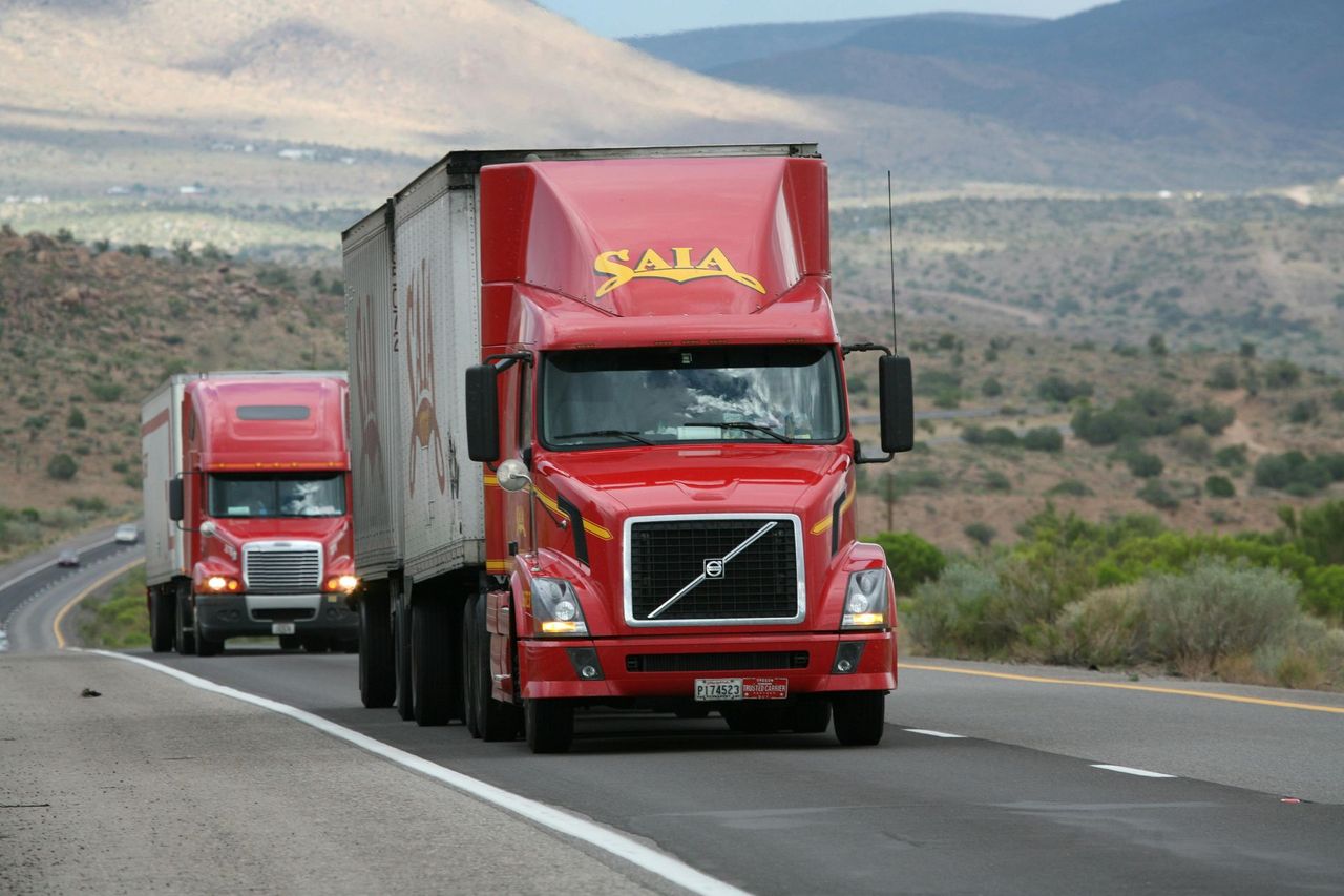 Camión comercial rojo en la autopista