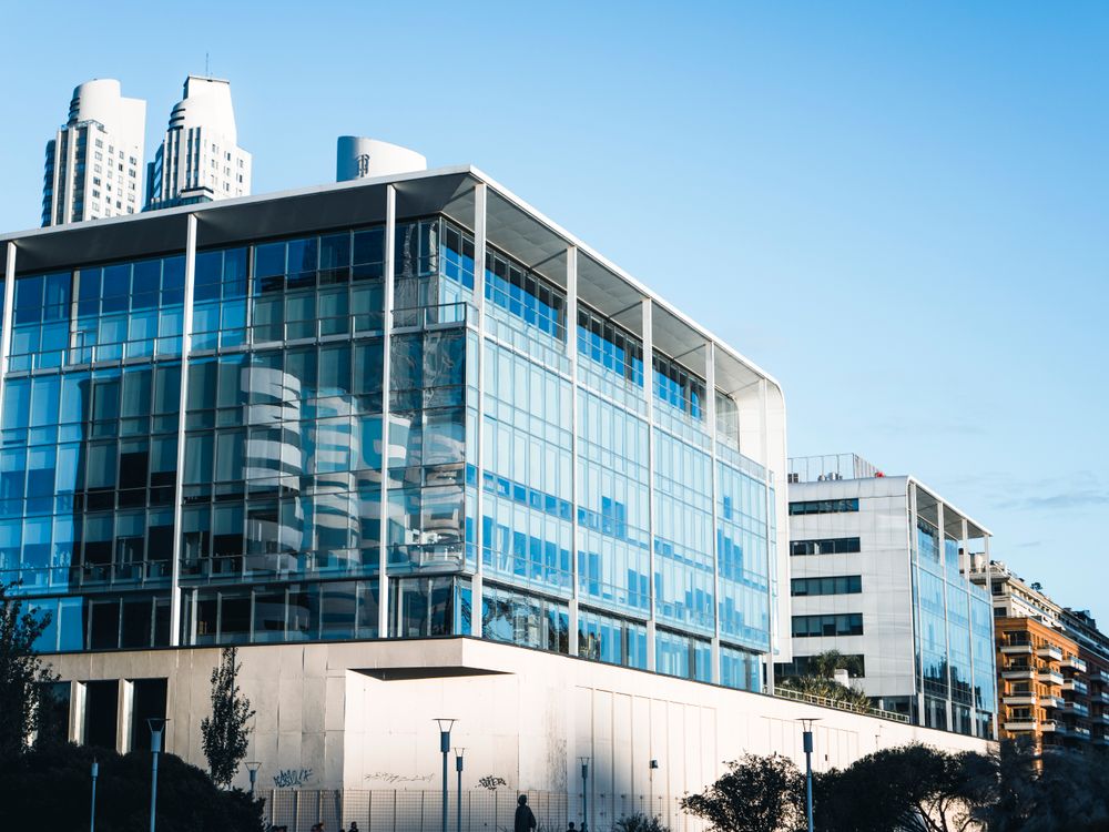 Edificio moderno de oficinas de cristal