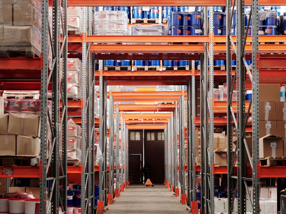 Estantes de almacén llenos de inventario