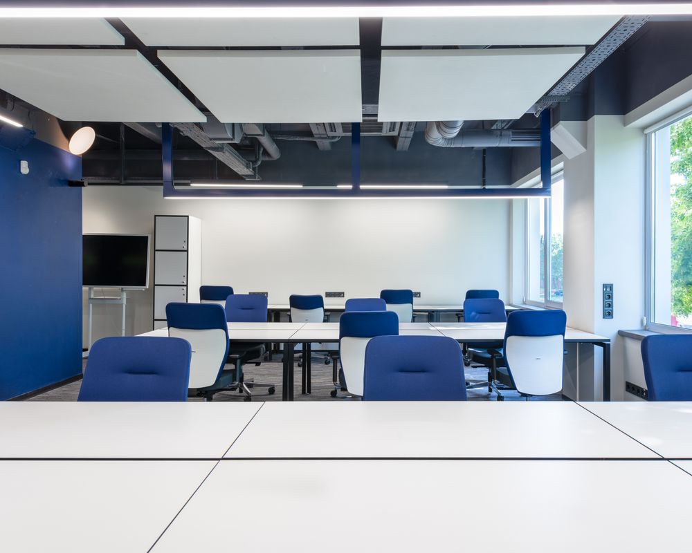 Interior de una oficina moderna de planta abierta