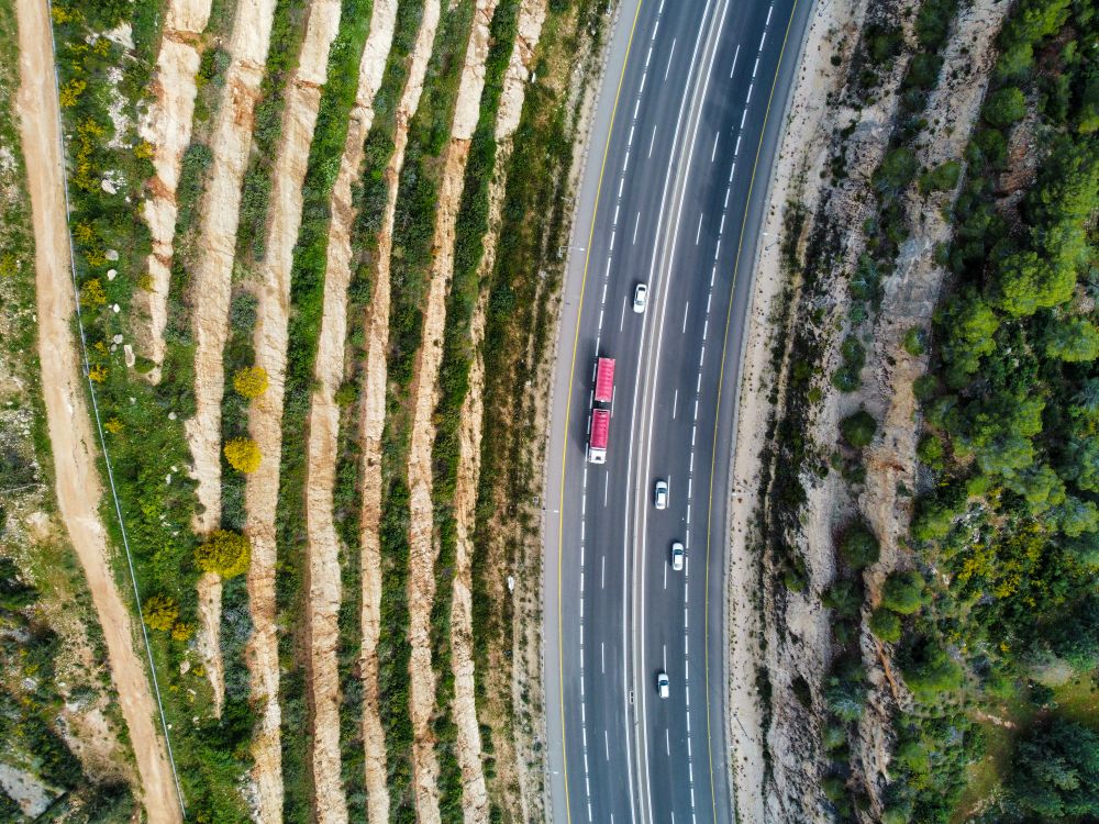 Vista aérea de una carretera entre colinas verdes