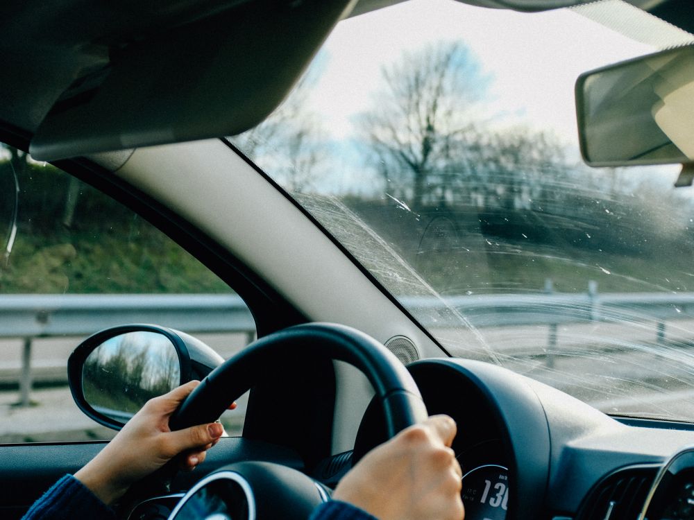Conductor al volante en una carretera abierta