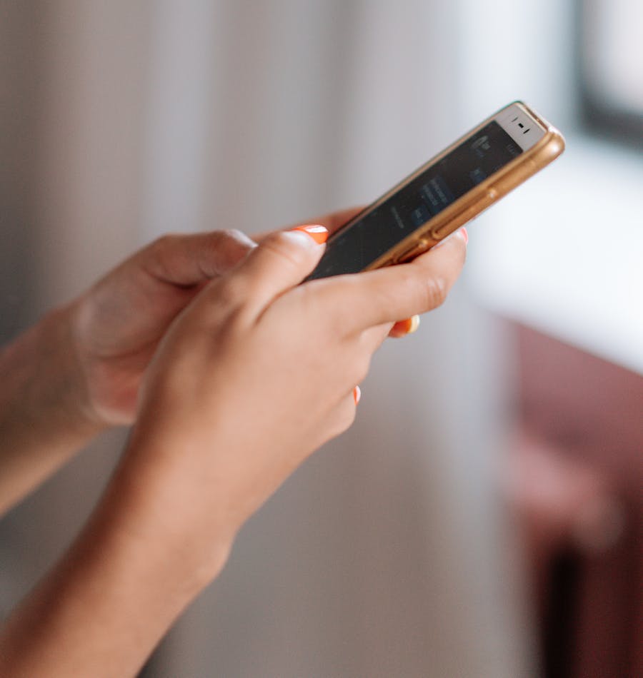 Persona revisando su teléfono para ver la actualización de su cotización