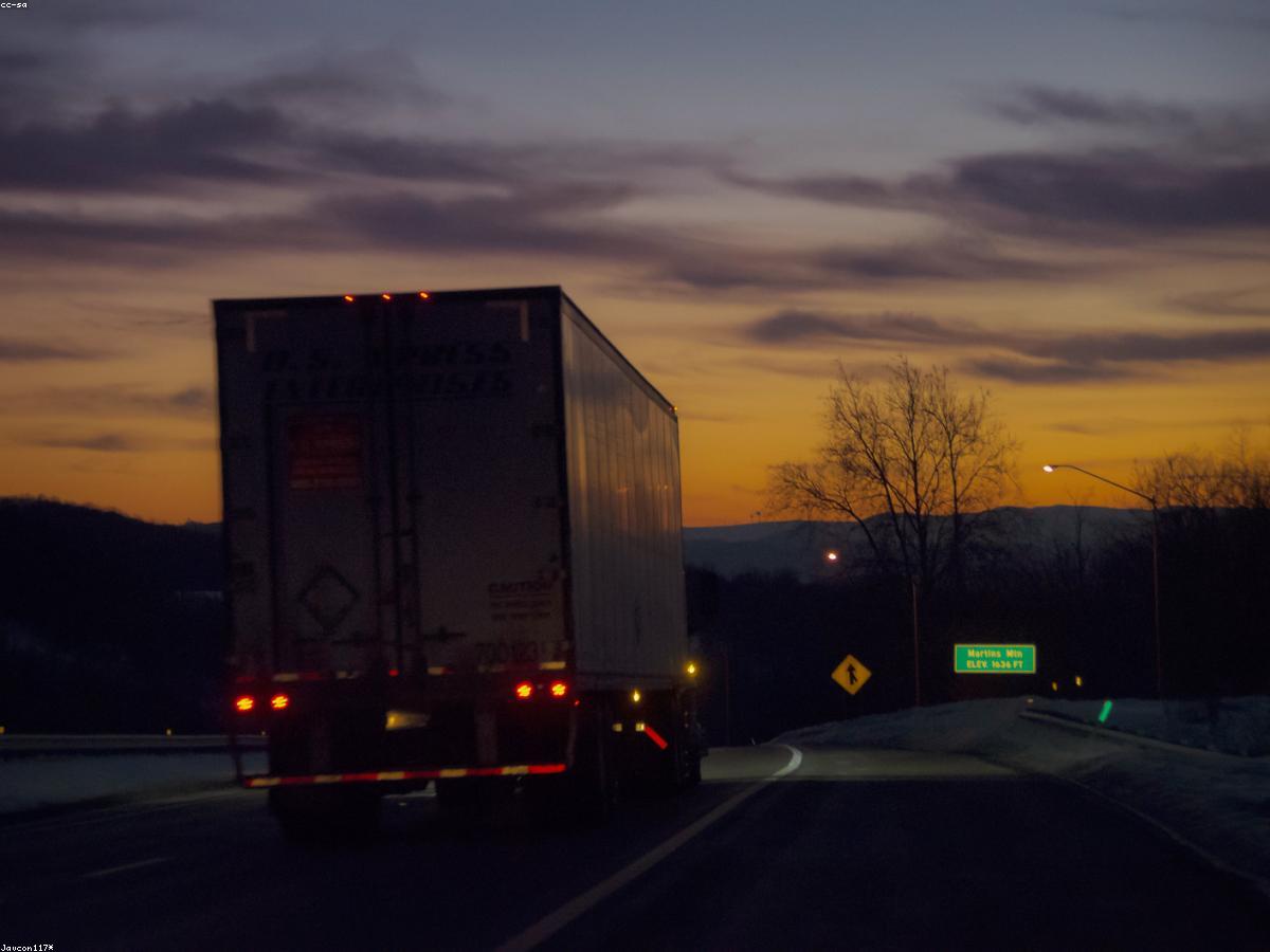 Camiones estacionados al atardecer