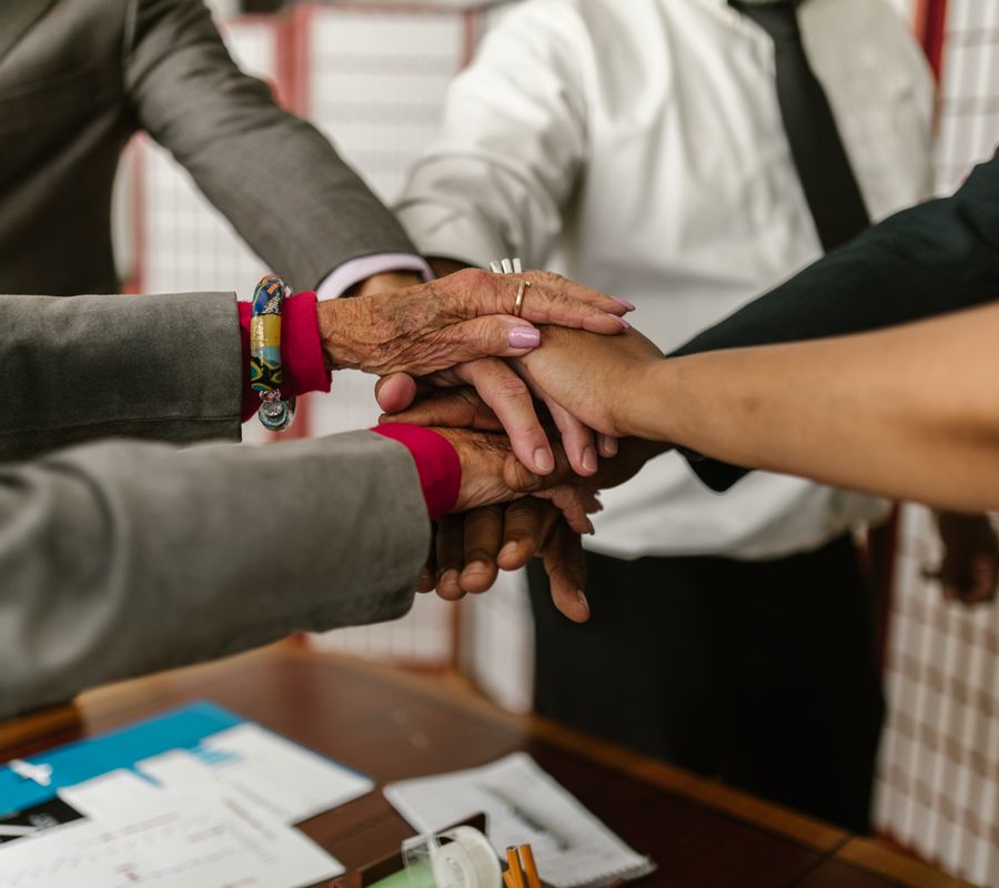 Equipo de trabajo uniendo las manos