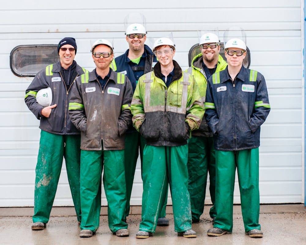 Equipo de trabajadores con cascos y equipo de seguridad